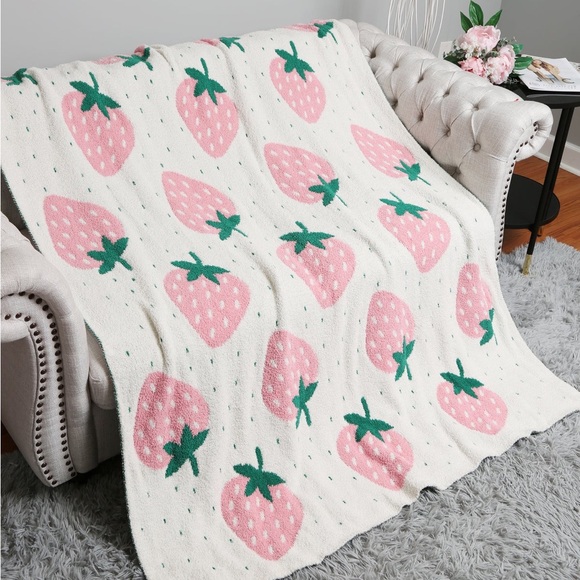 COMFYLUXE Strawberry Pattern Luxury Soft Throw Blanket - Picture 1 of 5